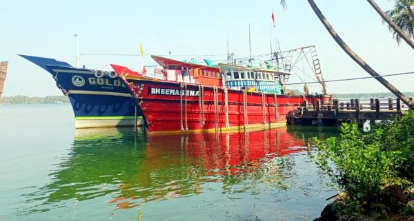 അനധികൃത മീൻപിടിത്തത്തിനിടെ പിടിയിലായ ബോട്ട്