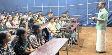 ഡിവൈഎഫ്‌ഐ ചെറുവാഞ്ചേരി വെസ്‌റ്റ്‌  മേഖലാ കമ്മിറ്റിയുടെ നിശാപാഠശാലയിൽനിന്ന് 