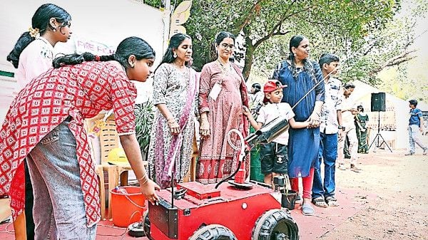 ജില്ലാതല ക്രിയേറ്റീവ് ഫെസ്റ്റിൽ പ്രദർശിപ്പിച്ച പോത്താംകണ്ടം സ്കൂളിലെ ആറാംക്ലാസുകാരി സാതിക നിർമിച്ച ഫയർ ഫൈറ്റിങ്‌ റോബോട്ട്