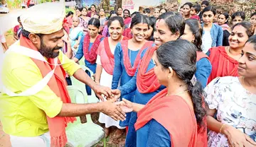 മട്ടന്നൂർ മണ്ഡലം എൽഡിഎഫ് സ്ഥാനാർഥി വി കെ സനോജ് ഈരായി കൊല്ലിയിൽ വോട്ടർമാരെ കാണുന്നു