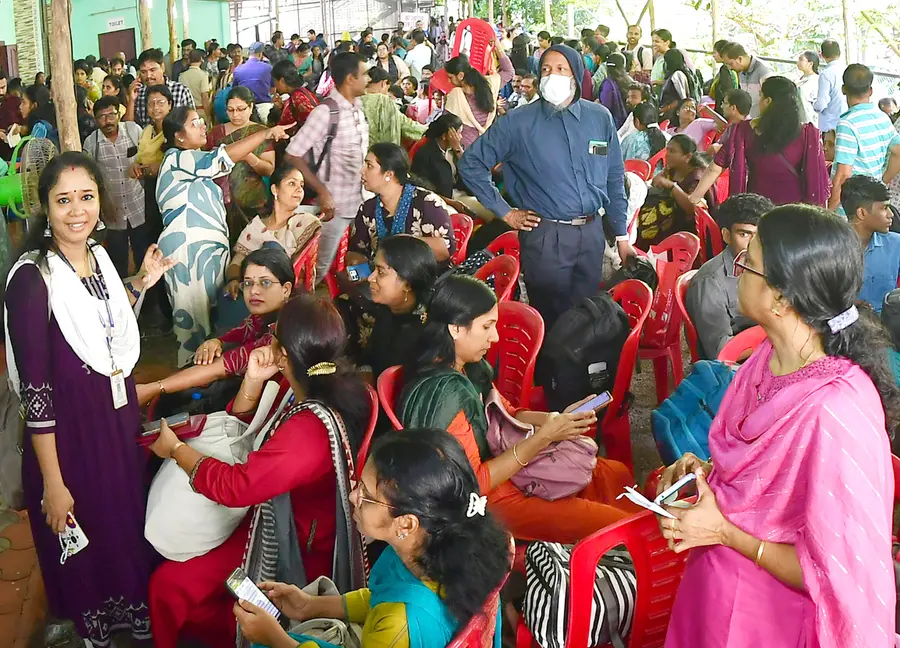 തൃശൂർ എൻജിനിയറിങ് കോളേജിൽ പോളിങ് സാമഗ്രികൾ കൈപ്പറ്റാൻ കാത്തുനിൽക്കുന്ന ഉദ്യോഗസ്ഥർ