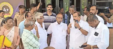 നിധിന്‍രാജിന്റെ മരണത്തിൽ നടപടി ആവശ്യപ്പെട്ട് ദളിത് ഫെഡറേഷൻ സംസ്ഥാന ചെയർമാൻ പി രാമഭദ്രന്റെ  നേതൃത്വത്തിലുള്ള സംഘം പ്രിൻസിപ്പലിനെ കാണാൻ കോളേജിൽ എത്തിയപ്പോൾ
