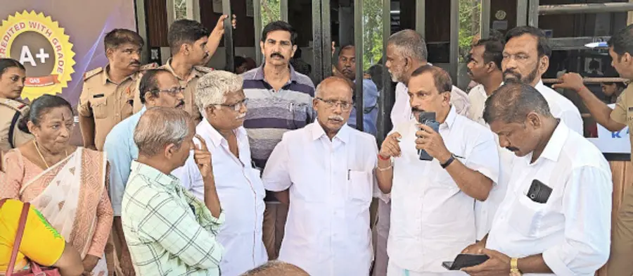 നിധിന്‍രാജിന്റെ മരണത്തിൽ നടപടി ആവശ്യപ്പെട്ട് ദളിത് ഫെഡറേഷൻ സംസ്ഥാന ചെയർമാൻ പി രാമഭദ്രന്റെ  നേതൃത്വത്തിലുള്ള സംഘം പ്രിൻസിപ്പലിനെ കാണാൻ കോളേജിൽ എത്തിയപ്പോൾ