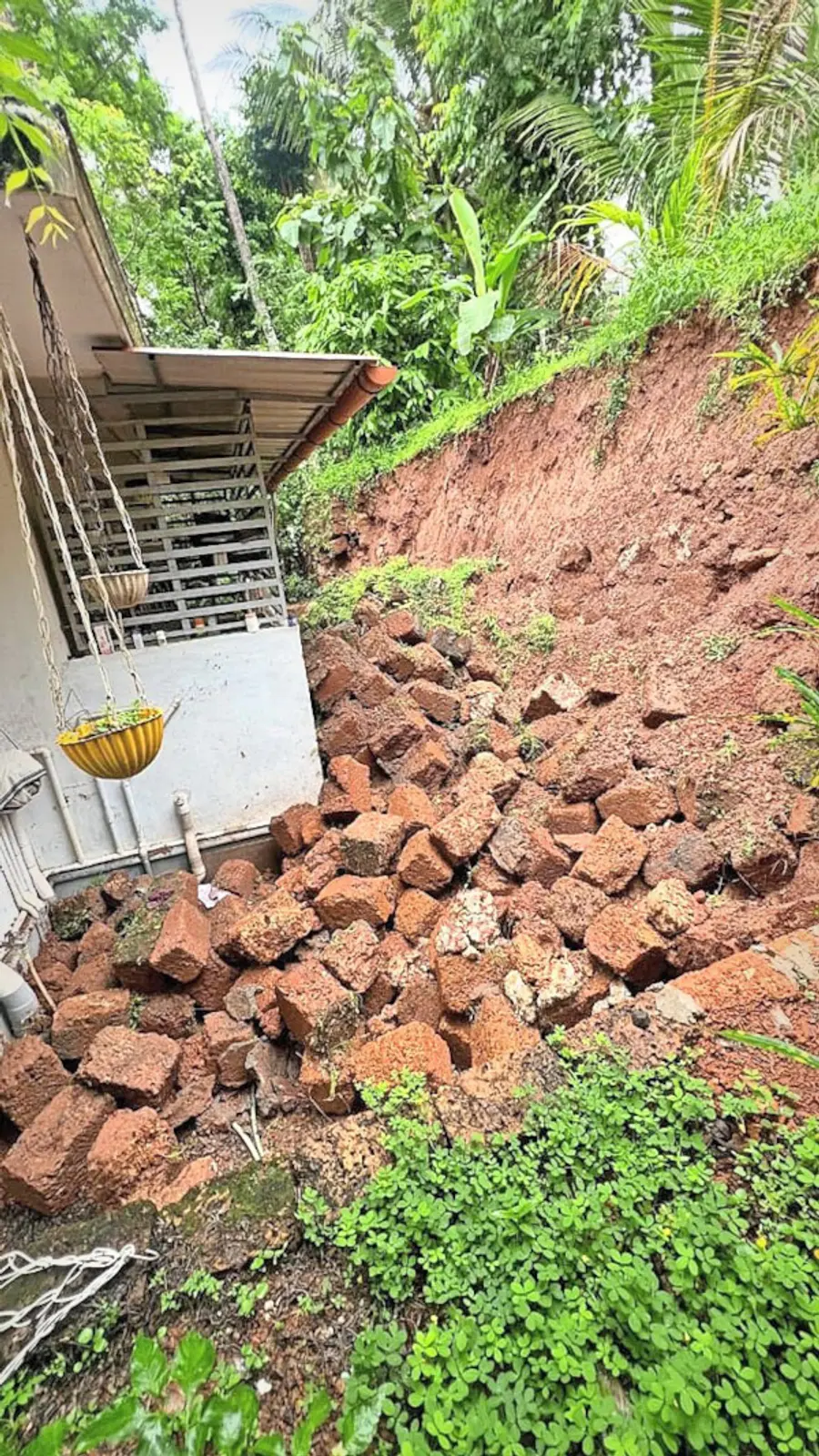 മതിലിടിഞ്ഞുവീണ് കേടുപാടുപറ്റിയ ഓടത്തിൽപീടികയിലെ
കൊളവയൽ പ്രകാശന്റെ വീട്