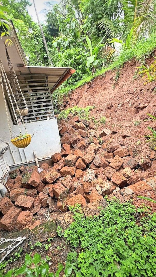 മതിലിടിഞ്ഞുവീണ് കേടുപാടുപറ്റിയ ഓടത്തിൽപീടികയിലെ   കൊളവയൽ പ്രകാശന്റെ വീട്