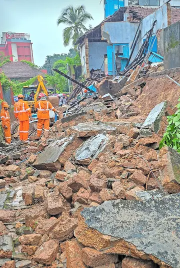 കണ്ണൂർ എൽഐസി ഓഫീസിന് എതിർവശത്തെ വാട്ടർ സർവീസ് കെട്ടിടം മഴയിൽ തകർന്നുവീണപ്പോൾ