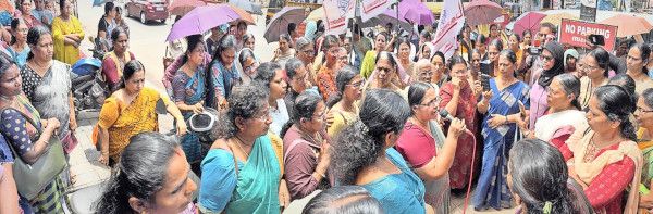 പി കെ ശ്രീമിതിക്കെതിരെയുള്ള വ്യാജ  വാർത്തയിൽ പ്രതിഷേധിച്ച്‌  മഹിളാ അസോസിയേഷൻ നേതൃത്വത്തിൽ സുദിനം സായാഹ്ന പത്രത്തിലേക്ക്‌ നടത്തിയ മാർച്ച് അഖിലേന്ത്യ സെക്രട്ടറി എൻ സുകന്യ ഉദ്ഘാടനം ചെയ്യുന്നു