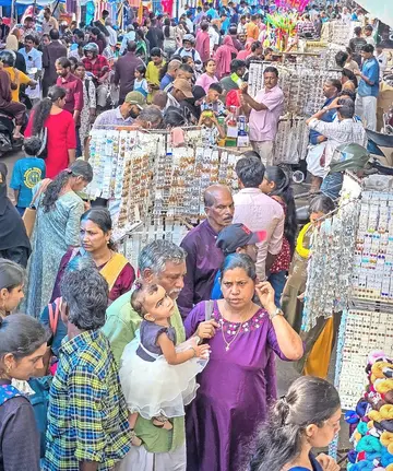ബ്രോ.. എന്തോരം ആളാണ്... ഓണത്തിരക്കിൽ വീർപ്പുമുട്ടുകയാണ് നാടും നഗരവും, തെരുവുകച്ചവടക്കാർ നിറഞ്ഞ കണ്ണൂർ സ്റ്റേഡിയം പരിസരത്ത് ഞായറാഴ്ച വൈകിട്ടുണ്ടായ തിരക്ക് ഫോട്ടോ/ ജഗത് ലാൽ