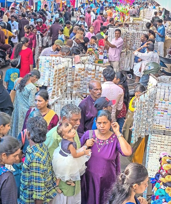 ബ്രോ.. എന്തോരം ആളാണ്...  ഓണത്തിരക്കിൽ വീർപ്പുമുട്ടുകയാണ് നാടും നഗരവും, തെരുവുകച്ചവടക്കാർ നിറഞ്ഞ കണ്ണൂർ സ്‌റ്റേഡിയം പരിസരത്ത് ഞായറാഴ്ച വൈകിട്ടുണ്ടായ തിരക്ക്  ഫോട്ടോ/ ജഗത് ലാൽ