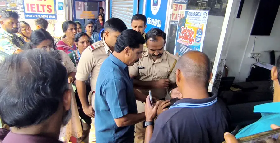 ഇരുചക്ര വാഹനമടക്കം പകുതി വിലയ്‌ക്ക്‌
