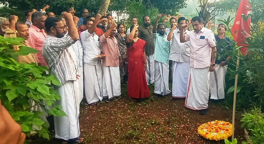 എം കേളപ്പൻ സ്മൃതിമണ്ഡപത്തിൽ സിപിഐ എം ജില്ലാ സെക്രട്ടറി എം മെഹബൂബ് പുഷ്പചക്രം സമർപ്പിച്ച്
അഭിവാദ്യംചെയ്യുന്നു