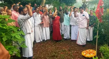  എം കേളപ്പൻ സ്‌മൃതിമണ്ഡപത്തിൽ സിപിഐ എം ജില്ലാ സെക്രട്ടറി എം മെഹബൂബ് പുഷ്പചക്രം സമർപ്പിച്ച്  അഭിവാദ്യംചെയ്യുന്നു