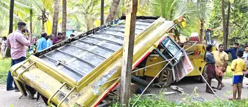A private vehicle carrying school children lost control and crashed into a coconut tree.