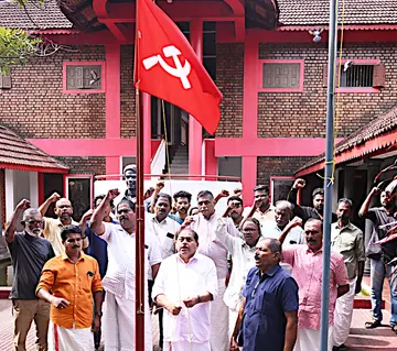 സീതാറാം യെച്ചൂരി ദിനത്തിൽ സിപിഐ എം ജില്ലാ കമ്മിറ്റി ഓഫീസിൽ ജില്ലാ സെക്രട്ടറി ആർ നാസർ പതാക ഉയർത്തുന്നു