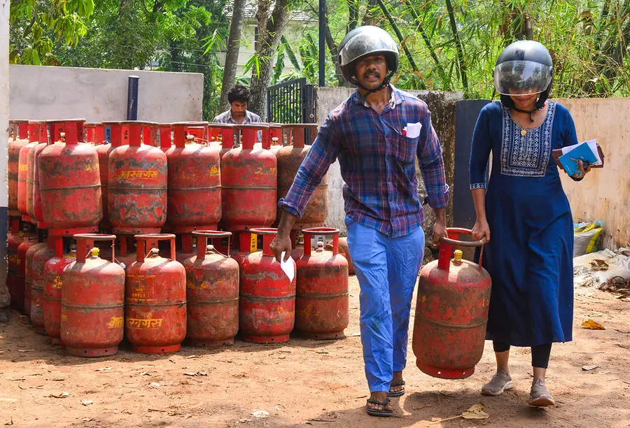 കോട്ടയം കുമാരനല്ലൂരിലെ ഗോഡൗണിൽനിന്ന്  ഗ്യാസ് സിലിണ്ടറുമായി പോകുന്ന ഉപഭോക്താക്കൾ