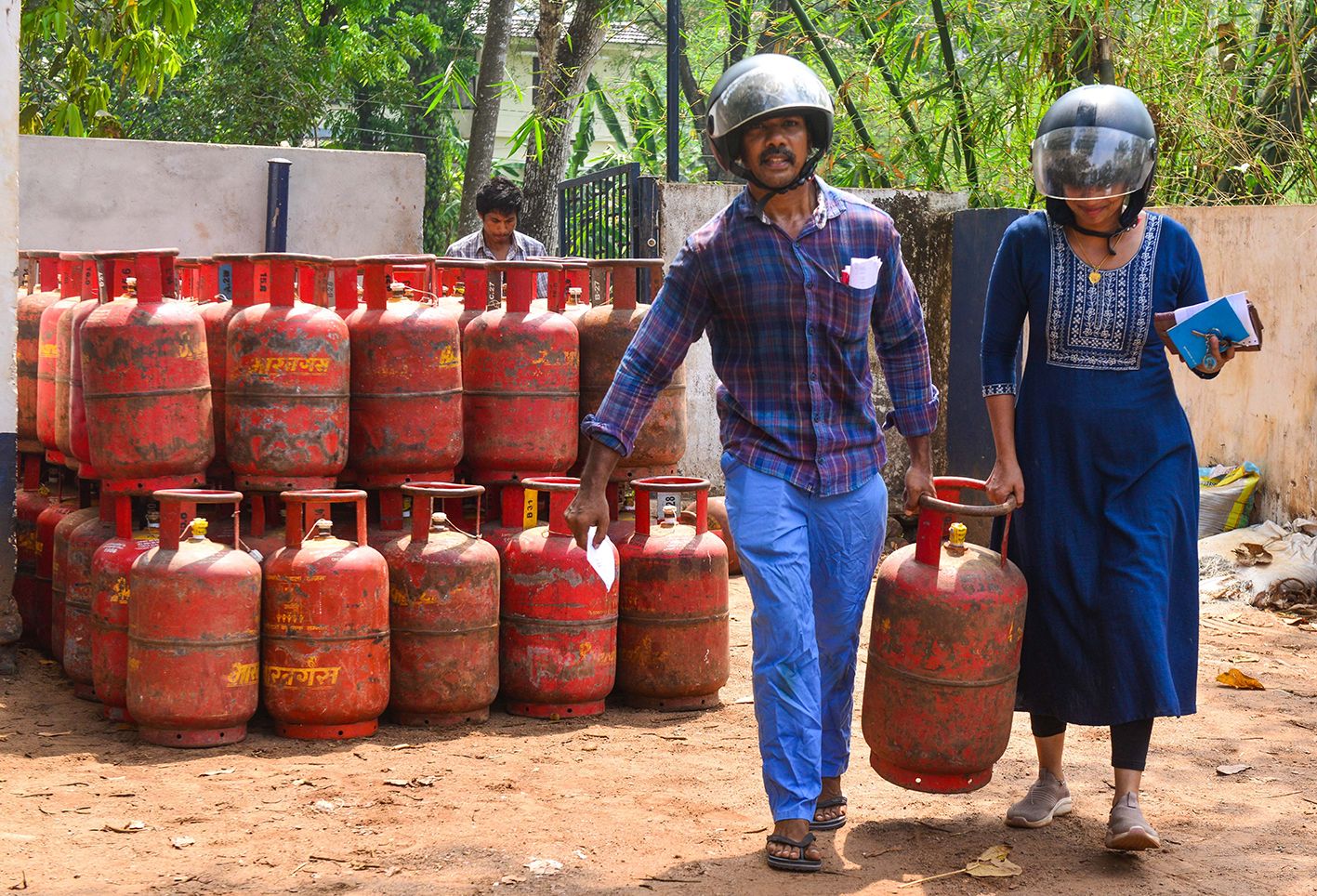 കോട്ടയം കുമാരനല്ലൂരിലെ ഗോഡൗണിൽനിന്ന്  ഗ്യാസ് സിലിണ്ടറുമായി പോകുന്ന ഉപഭോക്താക്കൾ