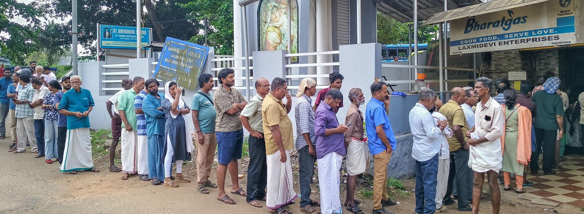 കോട്ടയം നാഗമ്പടത്തെ ഗ്യാസ് ഏജൻസിക്ക് മുമ്പിലെ തിരക്ക്