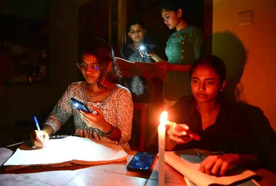 തുടരേയുള്ള പവർകട്ടിൽ വലയുകയാണ് വിദ്യാർഥികളും. ചിന്നക്കടയിലെ ഒരു സ്വകാര്യ ഹോസ്റ്റലിലെ രാത്രികാല ദൃശ്യം ഫോട്ടോ: എം എസ് ശ്രീധർലാൽ