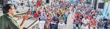 Led by FSETO, employees and their family members held protest gatherings at district headquarters.