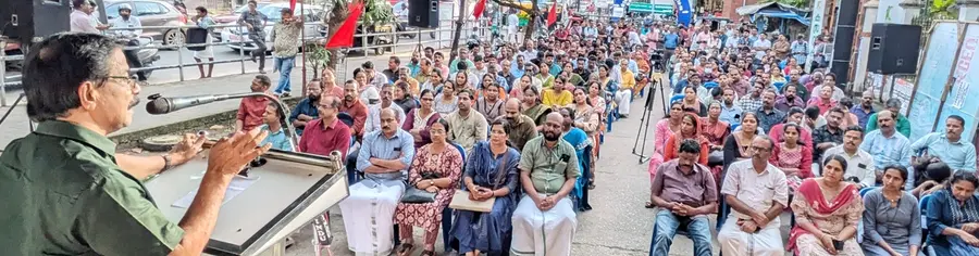 Led by FSETO, employees and their family members held protest gatherings at district headquarters.