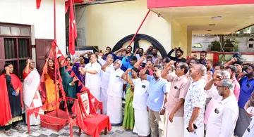സീതാറാം യെച്ചൂരി അനുസ്മരണത്തോടനുബന്ധിച്ച് സിപിഐ എം ജില്ലാ കമ്മിറ്റി ഓഫീസായ പോളയത്തോട് എൻ എസ് സ്മാരകത്തിൽ സംസ്ഥാന കമ്മിറ്റി അംഗം
എം എച്ച് ഷാരിയർ പതാക ഉയർത്തുന്നു