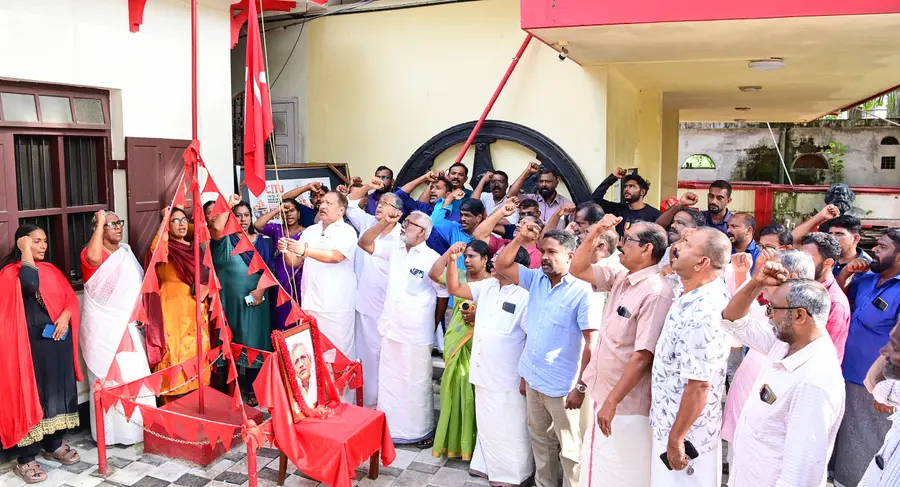 സീതാറാം യെച്ചൂരി അനുസ്മരണത്തോടനുബന്ധിച്ച് സിപിഐ എം ജില്ലാ കമ്മിറ്റി ഓഫീസായ പോളയത്തോട് എൻ എസ് സ്മാരകത്തിൽ സംസ്ഥാന കമ്മിറ്റി അംഗം
എം എച്ച് ഷാരിയർ പതാക ഉയർത്തുന്നു