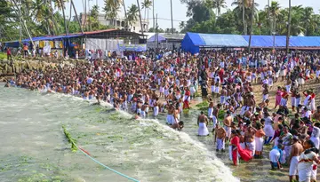 തിരുമുല്ലവാരം കടപ്പുറത്ത് കർക്കടക വാവുബലി തർപ്പണം നടത്താൻ എത്തിയവർ