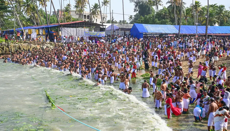 തിരുമുല്ലവാരം കടപ്പുറത്ത് കർക്കടക വാവുബലി തർപ്പണം നടത്താൻ എത്തിയവർ