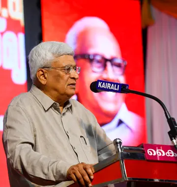 ഇ എം എസ് സ്മൃതി   ദേശീയസെമിനാറിൽ  പ്രകാശ് കാരാട്ട്  സംസാരിക്കുന്നു 