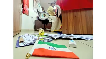 ഡെപ്യൂട്ടി മേയറുടെ ഓഫീസിൽ അതിക്രമിച്ചു കയറിയ ബിജെപി  കൗൺസിലർമാർ മേശപ്പുറത്തെ ദേശീയപതാക വലിച്ചെറിഞ്ഞപ്പോൾ 