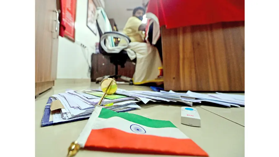 ഡെപ്യൂട്ടി മേയറുടെ ഓഫീസിൽ അതിക്രമിച്ചു കയറിയ ബിജെപി കൗൺസിലർമാർ മേശപ്പുറത്തെ ദേശീയപതാക വലിച്ചെറിഞ്ഞപ്പോൾ