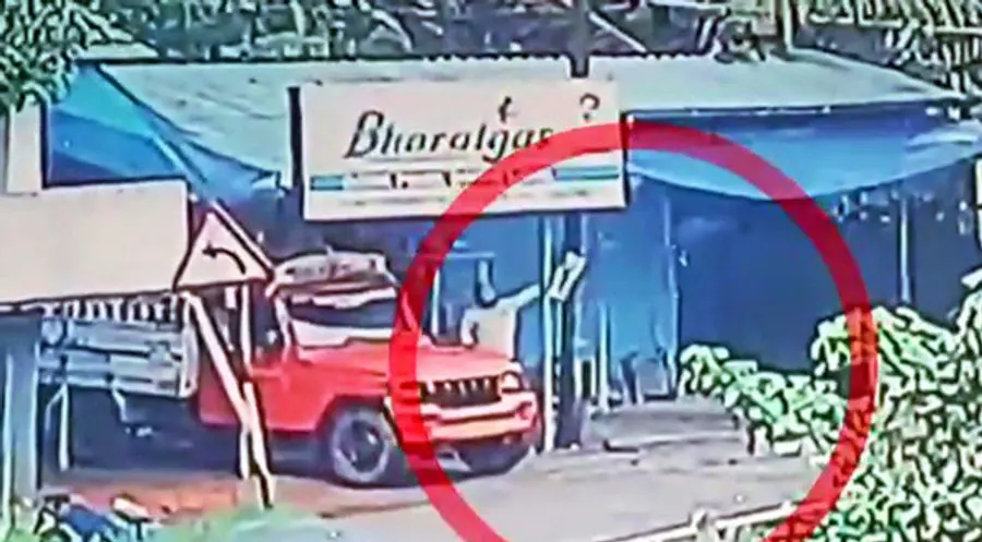 വി എസ്സിന് ആദരാഞ്ജലിയർപ്പിച്ച് പൊയിലൂർ കമ്പനിമുക്കിൽവച്ച ബോർഡ്
നശിപ്പിക്കുന്നതിന്റെ സിസിടിവി ദൃശ്യം