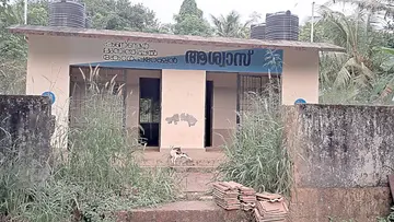 സമാജ്വാദി ഉന്നതിയിൽ ആശ്വാസ് പദ്ധതിപ്രകാരം പണിത ശുചിമുറി സമുച്ചയത്തിന്റെ വരാന്തയിൽ തെരുവുപട്ടി കിടക്കുന്നു