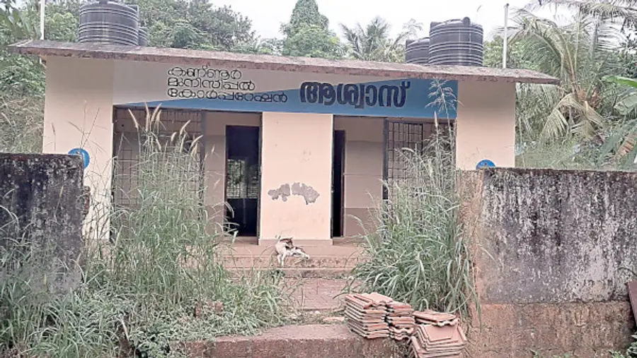 സമാജ്‌വാദി ഉന്നതിയിൽ ആശ്വാസ്‌ പദ്ധതിപ്രകാരം പണിത ശുചിമുറി സമുച്ചയത്തിന്റെ  വരാന്തയിൽ തെരുവുപട്ടി കിടക്കുന്നു