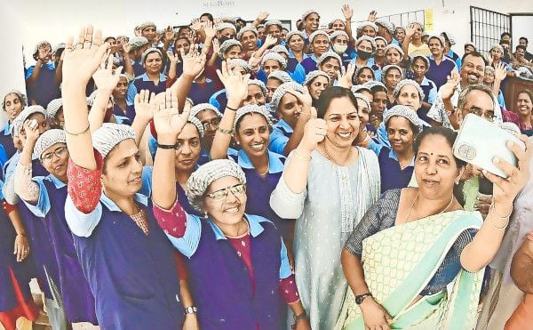 ജില്ലാ പഞ്ചായത്ത് കൂടാളി ഡിവിഷൻ സ്ഥാനാർഥി പി പി റെജി കൊളോളം ശബരി കോട്ടൺസിലെ  തൊഴിലാളികൾക്കൊപ്പം സെൽഫിയെടുക്കുന്നു 