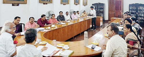 കണ്ണൂർ തെക്കീ ബസാർ ഫ്‌ളൈ ഓവർ, സിറ്റി റോഡ് ഇംപ്രൂവ്‌മെന്റ് പ്രൊജക്ട് എന്നിവയുമായി ബന്ധപ്പെട്ട്   മന്ത്രി രാമചന്ദ്രൻ കടന്നപ്പള്ളിയുടെ അധ്യക്ഷതയിൽ എറണാകുളം ഗസ്റ്റ് ഹൗസിൽ ചേർന്ന യോഗം