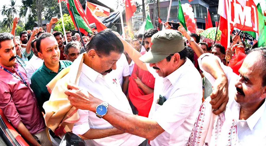 എം വി ഗോവിന്ദൻ നയിക്കുന്ന എൽഡിഎഫ് വടക്കൻ മേഖലാ വികസന മുന്നേറ്റ ജാഥയെ കോഴിക്കോട് ജില്ലാ അതിർത്തിയായ അടിവാരത്ത് നൽകിയ സ്വീകരണത്തിൽ സിപിഐ എം ജില്ലാ സെക്രട്ടറി എം മെഹബൂബ് ഷാളണിയിക്കുന്നു