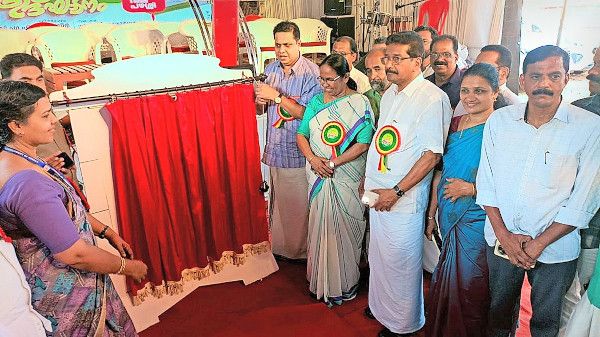 പഴശി കന്നാട്ടുംകാവിൽ ആധുനിക സൗകര്യങ്ങളോടെ നിർമിച്ച ആയുർവേദ ആശുപത്രി   സ്പീക്കർ എ എൻ ഷംസീർ ഉദ്ഘാടനംചെയ്യുന്നു 