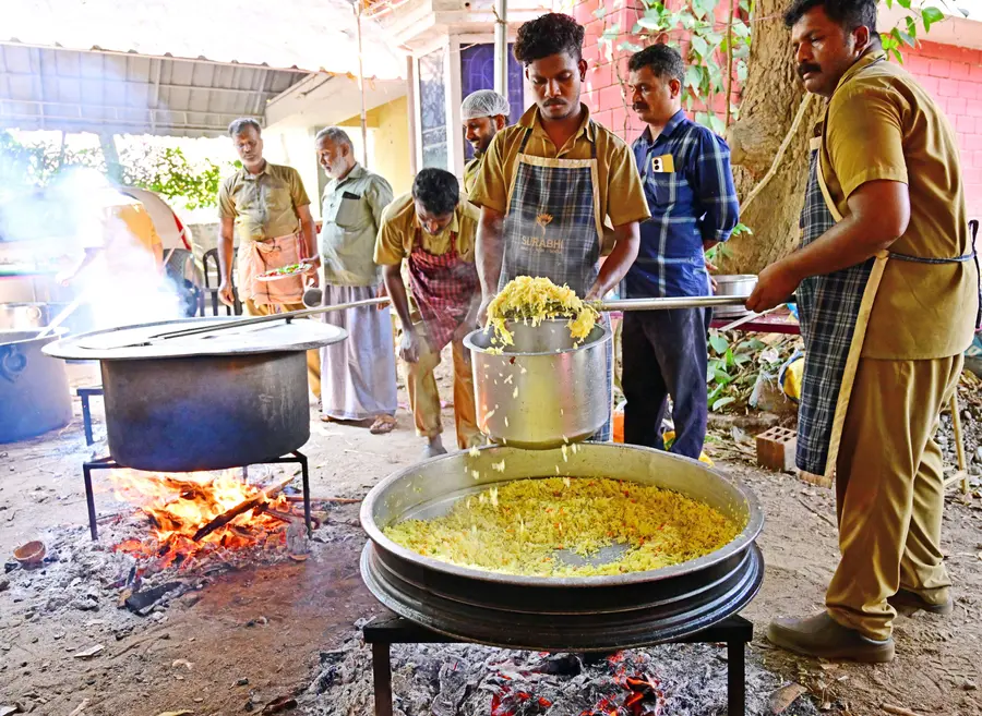 നഗരത്തിലെ ഇന്ത്യൻകോഫി ഹൗസുകളിലേക്കായി സുൽത്താൻപേട്ടയിലെ അടുക്കളയിൽ ഭക്ഷണം തയ്യാറാക്കുന്നു