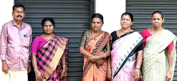 പ്രവര്‍ത്തനം അവസാനിപ്പിച്ച പെരിയ ദിനേശ് ബീഡി ബ്രാഞ്ചില്‍ ജോലിചെയ്തിരുന്ന തൊഴിലാളികള്‍  നിലവിലെ മേസ്തിരി എം കൃഷ്ണനൊപ്പം 