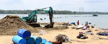 പരവൂർ കായലിൽ നിന്നും കോരിയ മണൽ