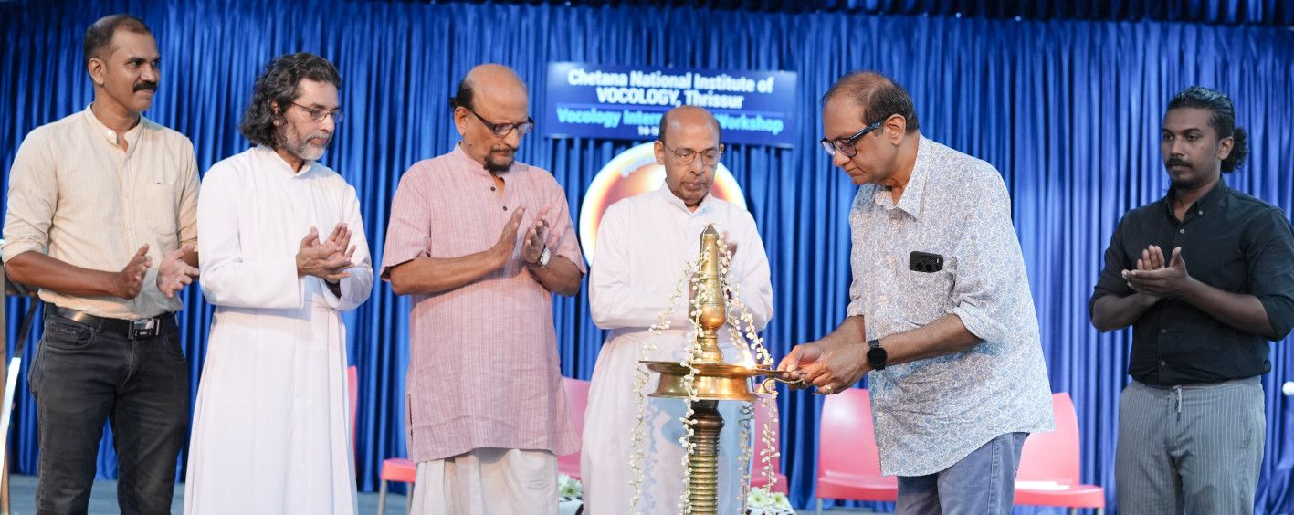 ചേതന നാഷണൽ ഇൻസ്റ്റിറ്റ്യൂട്ട് ഓഫ് വോക്കോളജിയിൽ അന്താരാഷ്ട്ര വോക്കോളജി ശിൽപ്പശാല  ഗായകൻ പ്രദീപ് സോമസുന്ദരൻ ഉദ്ഘാടനം ചെയ്യുന്നു