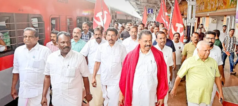 സിപിഐ എം സംസ്ഥാന സെക്രട്ടറി എം വി ഗോവിന്ദന് കണ്ണൂർ റെയിൽവേ സ്റ്റേഷനിൽ നൽകിയ സ്വീകരണം
