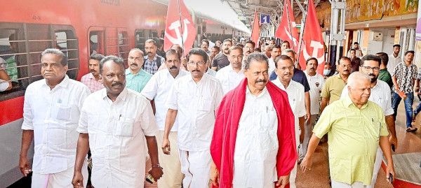 സിപിഐ എം സംസ്ഥാന സെക്രട്ടറി  എം വി  ഗോവിന്ദന് കണ്ണൂർ റെയിൽവേ സ്റ്റേഷനിൽ നൽകിയ സ്വീകരണം