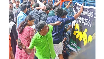കോർപറേഷൻ ഓഫീസ് മാർച്ചിനിടെ പൊലീസിനെ കല്ലെറിയുന്ന യുവമോർച്ചക്കാരൻ 