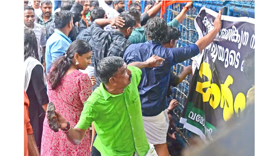 കോർപറേഷൻ ഓഫീസ് മാർച്ചിനിടെ പൊലീസിനെ കല്ലെറിയുന്ന യുവമോർച്ചക്കാരൻ