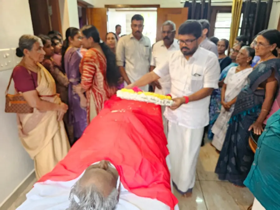 കെ ചന്ദ്രന്റെ മൃതദേഹത്തിൽ സിപിഐ എം ജില്ലാ സെക്രട്ടറി
കെ കെ രാഗേഷ് പുഷ്പചക്രം അർപ്പിക്കുന്നു.