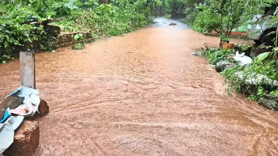 മാങ്ങാട് ദേശീയപാതയോരത്ത് വീടുകൾക്ക് മുന്നിൽ ചെളിവെള്ളം നിറഞ്ഞ നിലയിൽ