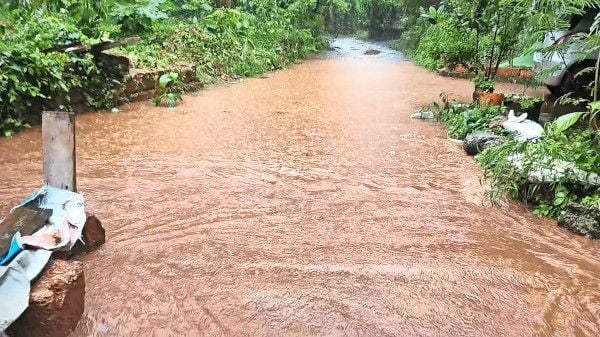 മാങ്ങാട് ദേശീയപാതയോരത്ത് വീടുകൾക്ക് മുന്നിൽ ചെളിവെള്ളം നിറഞ്ഞ നിലയിൽ