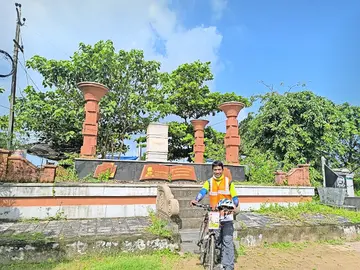 ഫാ. ജോസഫ് വർഗീസ് സൈക്കിൾ യാത്രക്കിടെ